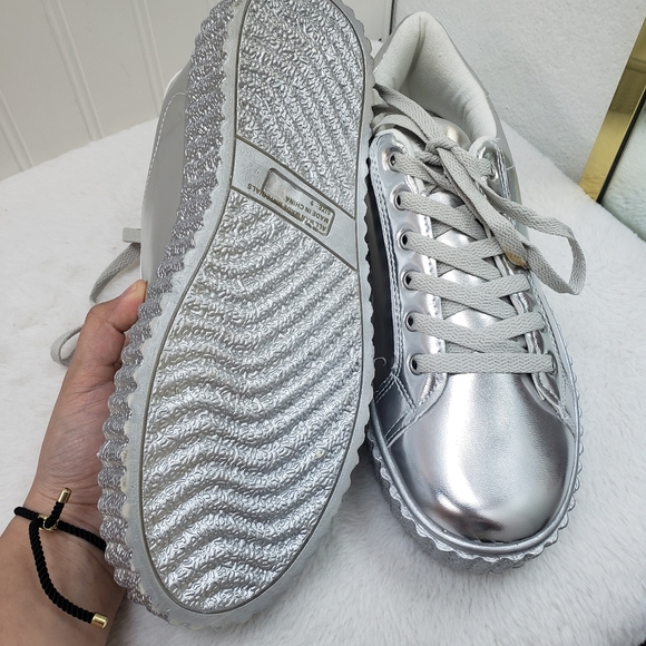 Women Sneakers - Picture 3 of 3